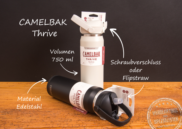 CamelBak Thrive Edelstahl-Trinkflaschen mit 750 ml Volumen mit Beschriftung – Varianten mit Schraubverschluss oder FlipStraw, doppelwandig isolierte Premiumflaschen als nachhaltige Werbegeschenke mit Logo von werbemax auf Holztisch.