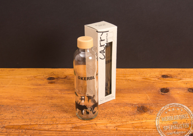 Nachhaltige Glasflasche Carry Bottle mit Bambusdeckel und Kerbl-Logo, präsentiert neben der umweltfreundlichen Verpackung – personalisierte Trinkflasche als Werbegeschenk.