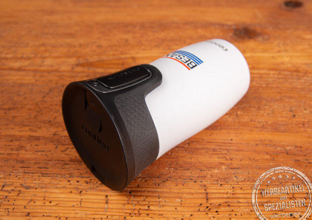 Contigo Thermobecher mit Besan Logo in Weiß, liegend auf Holztisch – doppelwandiger Isolierbecher mit AUTOSEAL-Verschluss und gummierter Griffzone.