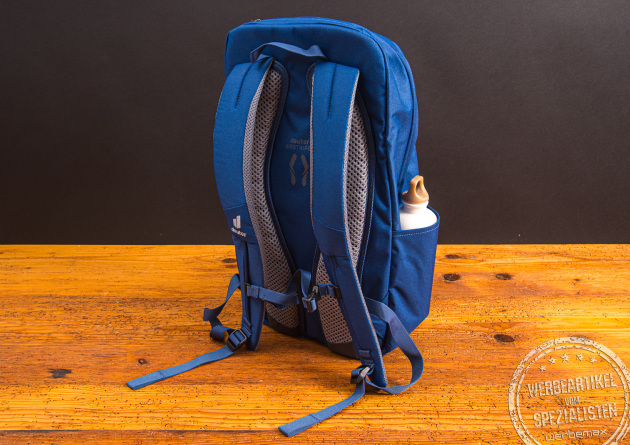 Rückseite des Deuter Daypack Rucksacks. Hier sieht man schön, den vollständig verstellbaren Brustgurt, die gepolsterten Schultergurte und die hochwertige Verarbeitung und Details. 