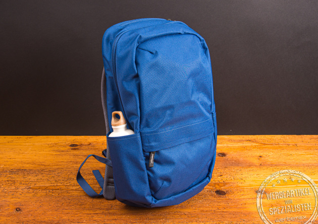Praktischer Daypack Rucksack von Deuter in einem sch&ouml;nen Skyblue als Werbegeschenk. Der moderne und alltagstaugliche Rucksack &uuml;berzeug durch eine gro&szlig;e Fronttasche, Seitentaschen und einen verstellbaren Brustgurt. 