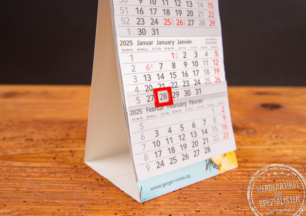 G&uuml;nstiger Werbekalender als Tischaufsteller &ndash; 3-Monatskalender mit rotem Datumsschieber aus Recyclingpapier mit Blauem Engel, nachhaltiger Tischkalender mit Logo und gro&szlig;er Werbefl&auml;che
