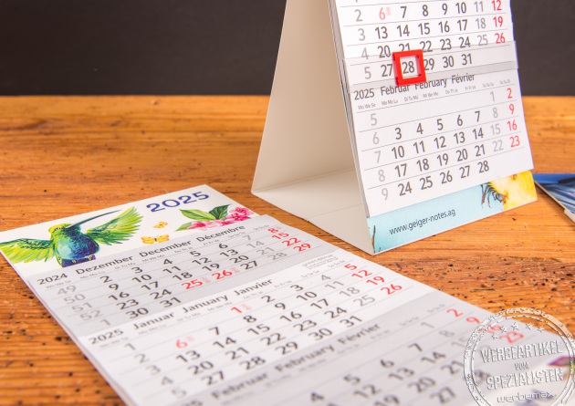 Nachhaltiger Tischaufstellkalender mit Logo &ndash; 3-Monatskalender aus Recyclingpapier mit Blauem Engel, mit rotem Datumsschieber und gro&szlig;er Werbefl&auml;che, als g&uuml;nstiges Werbegeschenk f&uuml;rs B&uuml;ro und Jahresendmailing.