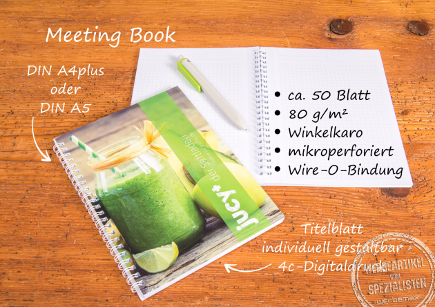 A5 Notizbuch mit Wire-O-Bindung, ca. 50 Blatt, 80 g/m&sup2;, mikroporiert und individuell bedrucktem Titelblatt im 4c-Digitaldruck. Abgebildet auf Holztisch mit Stift und Beschriftung der Produkteigenschaften &ndash; perfektes Meeting Book als g&uuml;nstiger Werbeartikel.