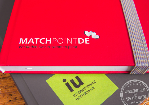 Detailansicht der Logoanbringung auf dem Notizbuch. Dank der gro&szlig;en Werbefl&auml;che ist das Firmenlogo pr&auml;sent platziert und bleibt in Erinnerung. 