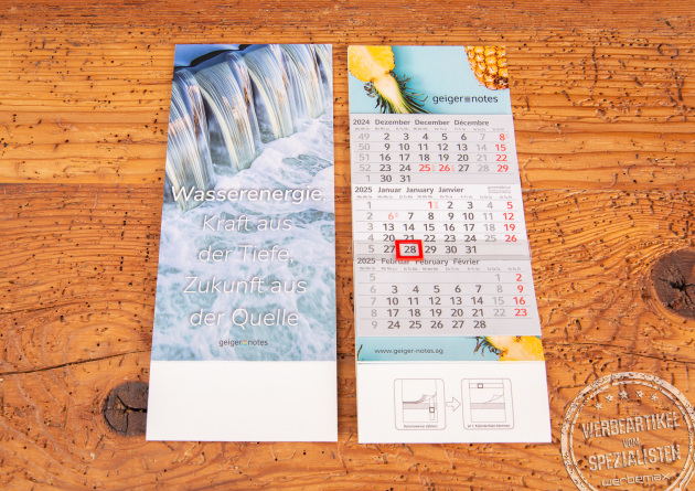 Vorder- und R&uuml;ckseite eines nachhaltigen Tischaufstellkalenders mit Logo &ndash; 3-Monatskalender aus Recyclingpapier mit Blauem Engel, ideal als g&uuml;nstiges Werbegeschenk f&uuml;r B&uuml;ro und Jahresendmailing.