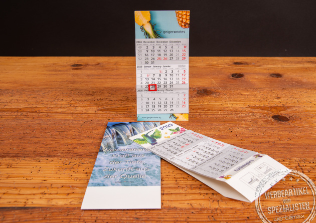 Tischaufstellkalender mit Logo aus Recyclingpapier mit Blauem Engel – nachhaltiger 3-Monatskalender als günstiges Werbegeschenk für Büro und Jahresendmailing, mit rotem Datumsschieber und großer Werbefläche.