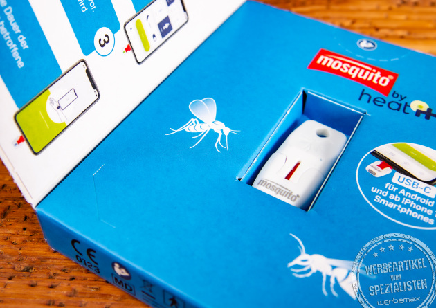 heat it® Insektenstichheiler in geöffneter Verpackung mit USB-C-Anschluss für Android und iPhone 15 Smartphones – innovativer Werbeartikel gegen Mückenstiche.