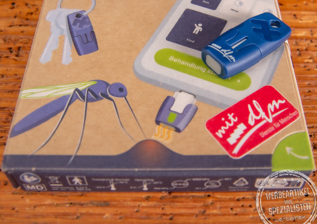 Detailaufnahme des heat it Insektenstichheilers mit Gravur – innovatives Sommer-Gadget als Werbegeschenk mit Logo.