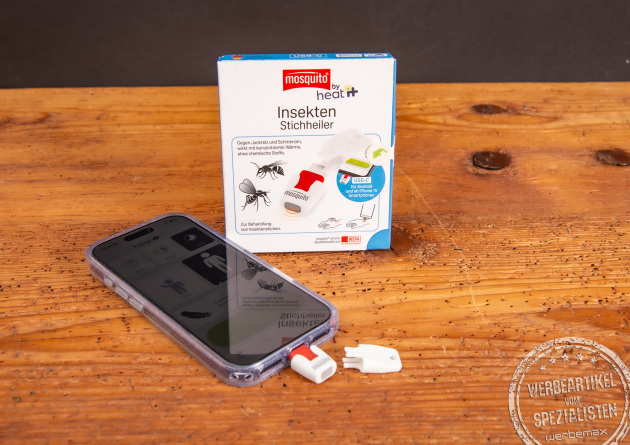heat it Insektenstichheiler mit Smartphone und Verpackung – chemiefreies Sommer-Gadget als nachhaltiger Werbeartikel mit Logo.