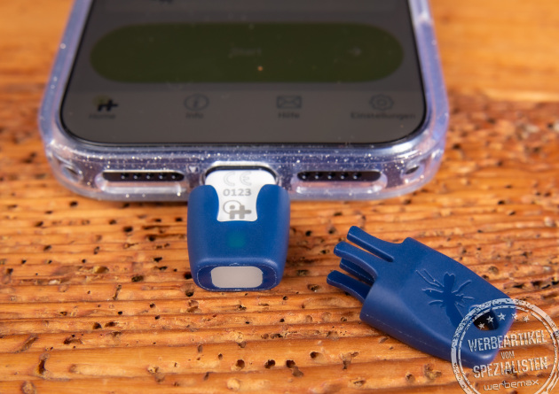 Detailaufnahme der heat it Verpackung &ndash; nachhaltiger Insektenstichheiler als Corporate Gift mit Logo f&uuml;r Outdoor-Events.