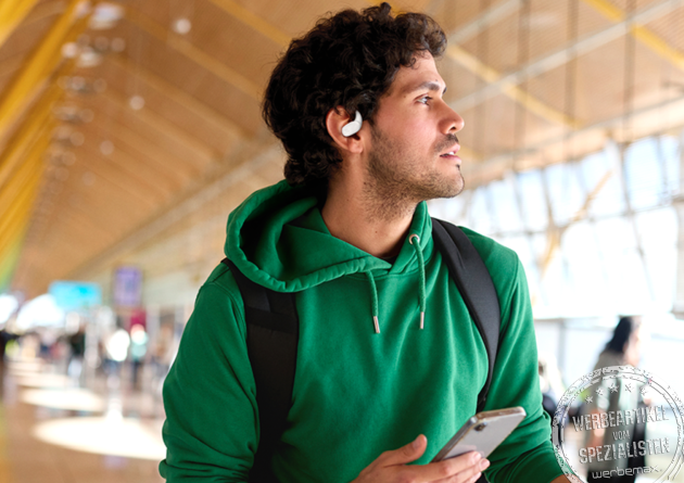 „Mann mit JBL Sense Lite Open Ear Bluetooth Kopfhörern – kabellose JBL Kopfhörer als hochwertiger Werbeartikel für Reisen und Business.