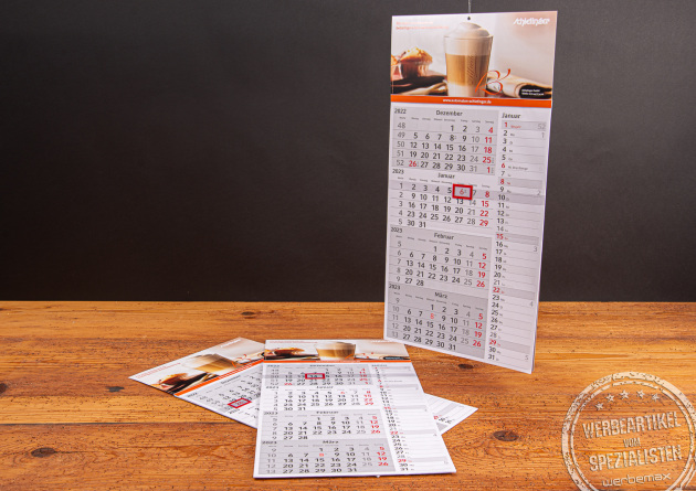 Dreiterminkalender 2025 mit individuellem Logoaufdruck - praktischer Werbekalender f&uuml;r B&uuml;ro und Kunden.