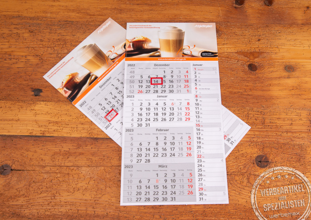 Zwei Wandkalender mit 4 Monatsübersicht und einer großen Werbefläche am Kopf für eine individuelle Gestaltung. Mailingfähiger Kalender für Marketingaktionen.