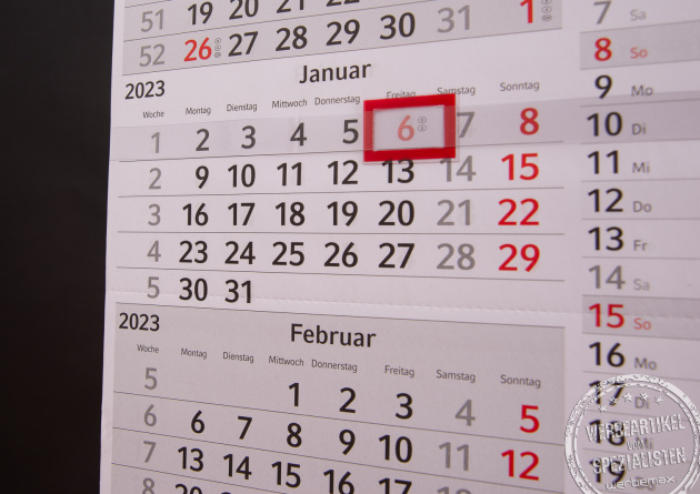 Roter Datumsschieber in der Nahaufnahme. Das Kalendarium ist hellgrau die Sonn- und Feiertage in rot aufgedruckt. Ein &uuml;bersichtliches Werbegeschenk f&uuml;r wenig Geld.