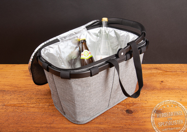 Reisenthel coolerbag mit Isolierfunktion im reisenthel Einkaufskorb in twist silver, gef&uuml;llt mit Getr&auml;nkeflaschen als hochwertiges und stilvolles Mitarbeitergeschenk auf Holztisch.