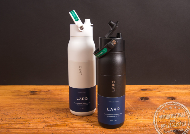 LARQ Swig Top Trinkflaschen in Schwarz und Weiß aus Edelstahl mit Filter – smarte, nachhaltige Wasserflaschen mit Logo als hochwertiges Werbegeschenk von werbemax.