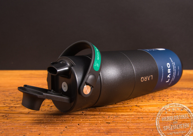 LARQ Swig Top Trinkflasche in Schwarz mit geöffnetem Swig-Top-Deckel – smarte Edelstahlflasche mit Filtertechnologie als hochwertiges Mitarbeitergeschenk.
