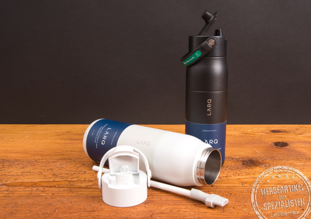 LARQ Swig Top Trinkflaschen in Schwarz und Wei&szlig; mit ge&ouml;ffnetem Deckel und Filtereinsatz &ndash; smarte Edelstahlflaschen mit zweistufigem Filtersystem