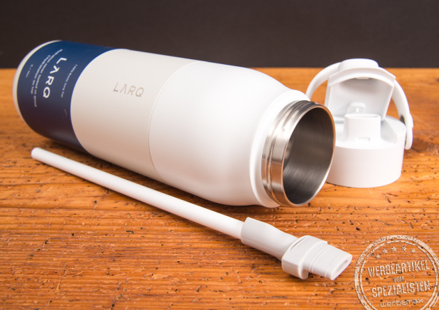 LARQ Swig Top Trinkflasche in Wei&szlig; mit ge&ouml;ffnetem Deckel und herausgenommenem Trinkhalm &ndash; innovative Edelstahlflasche mit zweistufigem Filtersystem als nachhaltiges Mitarbeitergeschenk zu Weihnachten.