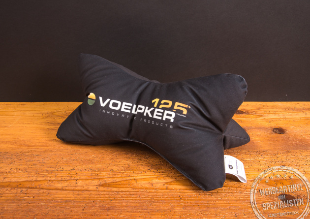 Leseknochen in Schwarz mit Logo-Aufdruck von Völpker – personalisiertes Nackenkissen als Werbeartikel und Referenz von werbemax.