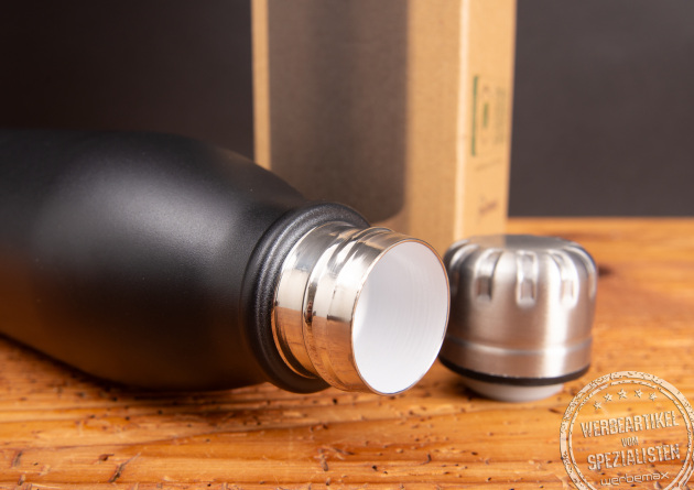 Nahaufnahme der Metmaxx Refill Edelstahlflasche in Schwarz mit geöffnetem Deckel – doppelwandig, nachhaltig und mit Keramikbeschichtung innen.