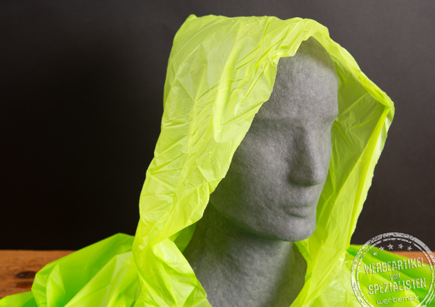 Detailansicht eines grünen Regenponchos mit Kapuze aus biologisch abbaubarer Maisstärke – nachhaltiger Regenponcho mit Logo als umweltfreundliches Werbegeschenk für Events und Festivals von werbemax