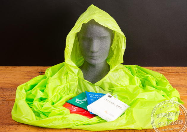Grüner Regenponcho aus biologisch abbaubarer Maisstärke mit Verpackungen in verschiedenen Farben – nachhaltiger Poncho mit Logo als Werbeartikel für Festivals, Events und Tourismus von werbemax.