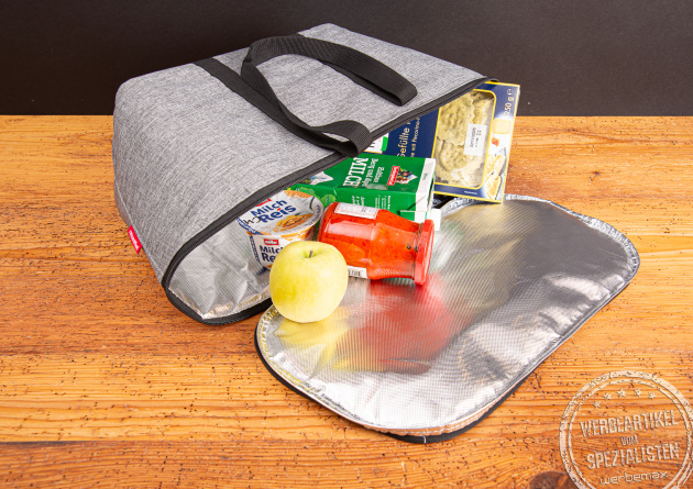 Reisenthel K&uuml;hltasche coolerbag in twist silver, bef&uuml;llt mit Lebensmitteln ist eine praktische Isoliertasche als hochwertiges Werbegeschenk f&uuml;r Mitarbeiter und Kunden liegend offen auf Holztisch.