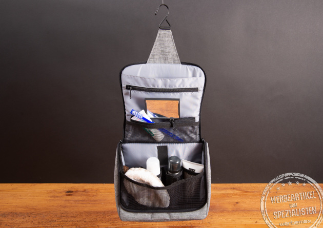 Offener reisenthel Kulturbeutel im twist silver Design mit Haken zum Aufh&auml;ngen, mehreren Netzf&auml;chern und Pflegeartikeln wie Zahnb&uuml;rste, Deo und Duschgel &ndash; praktischer Reise- und Werbeartikel f&uuml;r unterwegs.