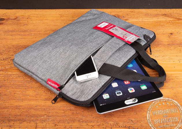 Reisenthel Laptop-Tasche in twist silver mit Tablet und Smartphone – elegante, funktionale Businesstasche aus robustem Material als hochwertiges Werbegeschenk für Mitarbeiter und Kunden.
