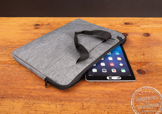 Reisenthel Laptop-Tasche in twist silver mit Tablet – schlanke, stilvolle Businesstasche aus robustem Material als modernes Mitarbeitergeschenk oder nachhaltiges Werbegeschenk für den Berufsalltag.