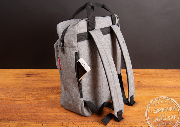Rückansicht des Reisenthel Allday Backpack Twist Silver in Grau mit Smartphone im Reißverschlussfach – moderner, funktionaler Rucksack aus recyceltem Material als nachhaltiges Werbegeschenk oder Mitarbeiterpräsent.
