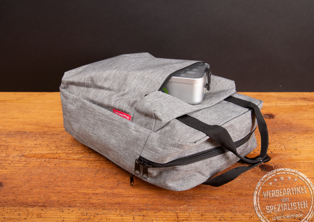 Reisenthel Allday Backpack Twist Silver in Grau mit Lunchbox im Vorderfach – funktionaler Rucksack aus recyceltem Material als nachhaltiges Werbegeschenk oder hochwertiges Kundenpräsent.