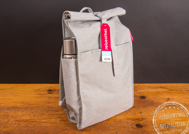Reisenthel Rucksack Urban Rolltop in hellem Grau mit seitlicher Trinkflaschenhalterung – moderner, nachhaltiger Rucksack aus recyceltem Material als hochwertiges Werbegeschenk für Kunden und Mitarbeiter.