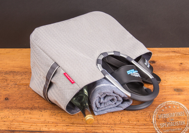Reisenthel Einkaufstasche Dekor herringbone grey mit Flasche, Handtuch und Sandalen &ndash; praktischer Shopper mit stabilem Griff und viel Stauraum.
