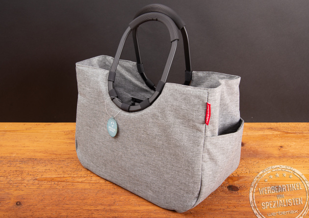 Reisenthel Shopper Dekor twist silver aus recyceltem Material mit Labelanhänger – nachhaltige Einkaufstasche mit ergonomischen Griffen.