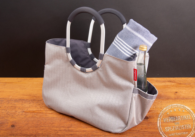 Reisenthel Loopshopper L mit Seitenfächern, Handtuch und Flasche – moderne Tragetasche als nachhaltiger Werbeartikel mit Logo.