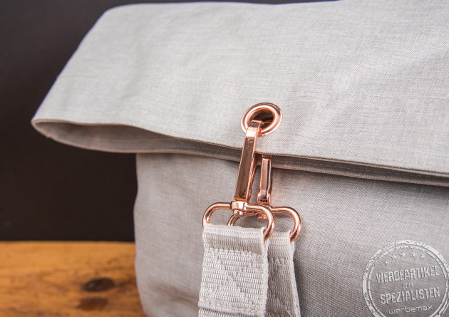 Detailaufnahme der Reisenthel Shopper XL Tasche Herringbone mit edlen roségoldenen Metallakzenten – hochwertiges Design-Werbegeschenk mit Stil, ideal für Markenpräsenz und moderne Kundengeschenke.