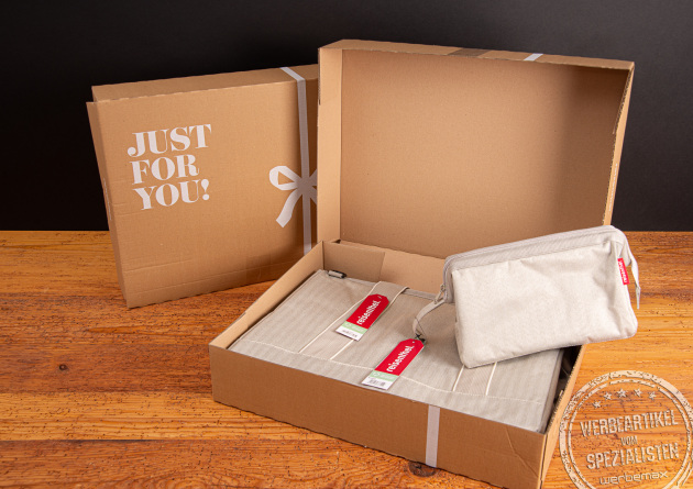 Reisenthel Tasche Allrounder und Kosmetiktasche in Geschenkverpackung &ndash; hochwertiges Travel Set in Beige aus recyceltem Material als stilvolles Geschenk f&uuml;r Mitarbeiter oder nachhaltiges Kundepr&auml;sent.