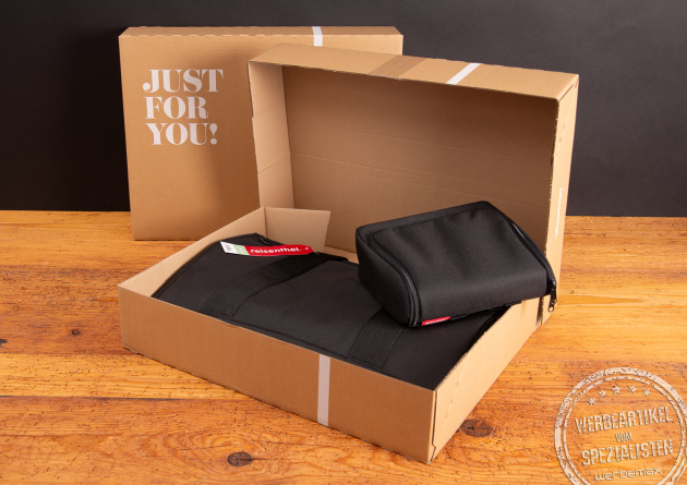 Reisenthel Allrounder Tasche und Kulturbeutel in Schwarz in Geschenkverpackung &ndash; elegantes Set aus recyceltem Material als hochwertiges Mitarbeitergeschenk oder exklusives Kundenpr&auml;sent.
