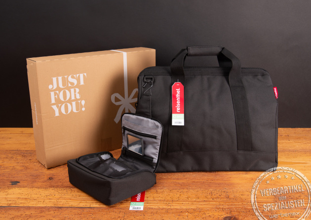 Reisenthel Tasche Allrounder L und Kulturbeutel in Schwarz mit Geschenkverpackung &ndash; elegantes Set aus recyceltem Material als hochwertiger Werbeartikel oder exklusives Mitarbeitergeschenk.