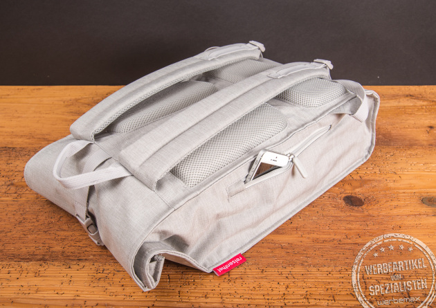 R&uuml;ckseite des Reisenthel Rolltop Rucksacks in hellem Grau mit gepolsterten Tr&auml;gern und Rei&szlig;verschlussfach &ndash; moderner, funktionaler Rucksack als nachhaltiges Mitarbeitergeschenk oder Werbeartikel f&uuml;r unterwegs.