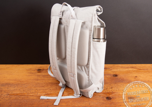 Reisenthel Rolltop Rucksack Twist Silver in hellem Grau mit gepolsterten Trägern und seitlicher Flaschenhalterung – moderner, nachhaltiger Werbeartikel aus recyceltem Material, ideal als Mitarbeitergeschenk.