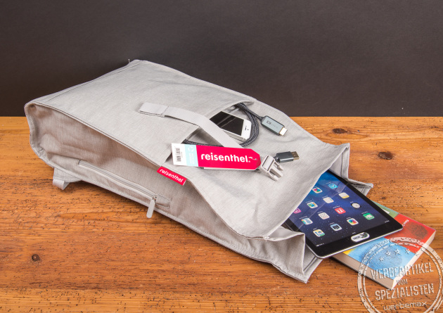 Reisenthel Urban Rolltop Rucksack Twist Silver in Grau, ge&ouml;ffnet mit Tablet, Smartphone und Zubeh&ouml;r &ndash; moderner Laptoprucksack aus recyceltem Material als nachhaltiges Werbegeschenk f&uuml;r Mitarbeiter und Kunden.