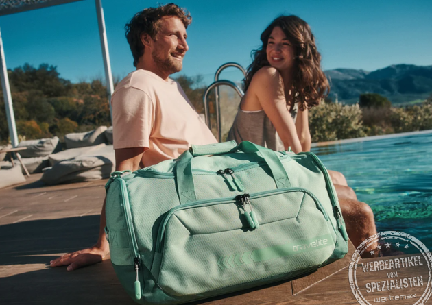 travelite Kick Off Reisetasche M in Mintgrün am Pool – stylische und funktionale Freizeittasche als Werbeartikel für Kunden, Mitarbeiter und Reisen.