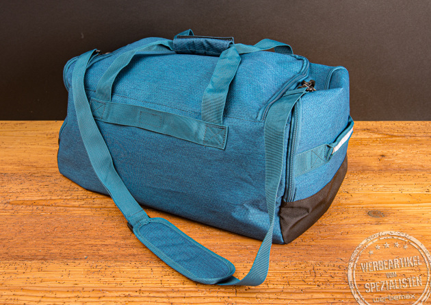 Rückseite der Travelite KICK OFF Freizeittasche M – große Reisetasche mit abnehmbarem Schultergurt und robustem Boden.