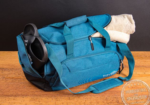 Travelite Kick Off Reisetasche M gepackt mit Handtuch und Badelatschen – ideale Sport- und Freizeittasche für Kurzreisen oder Fitnessstudio.