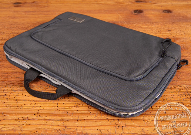 TROIKA Laptoptasche Blue Cycle Carry 2 aus recyceltem Meeresplastik in Dunkelgrau – nachhaltige Business-Tasche mit Griff und Frontfach, ideal als Werbegeschenk mit Logo für Mitarbeiter.