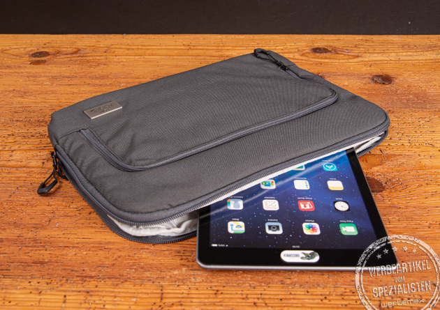 TROIKA Laptoptasche Blue Cycle Carry 2 aus recyceltem Meeresplastik mit Tablet – nachhaltige Laptop- und Tablettasche in Dunkelgrau als hochwertiger Werbeartikel mit Logo von werbemax.